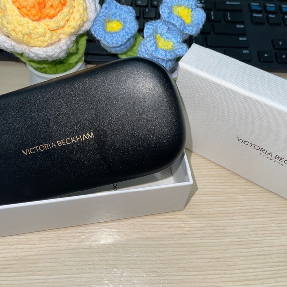 Victoria Beckham Women\'s
Eyeglasses Brwn Horn
Acetate CatEye Frame
VB2677-227NEW main image 7